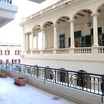 Ax Palazzo Capua מלון 4*