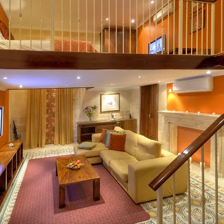Ax Palazzo Capua 4*