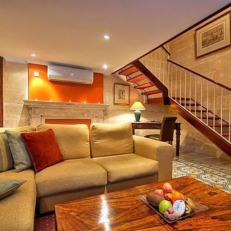 Ax Palazzo Capua 4*