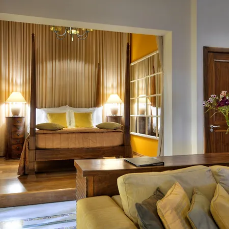 Отель Ax Palazzo Capua