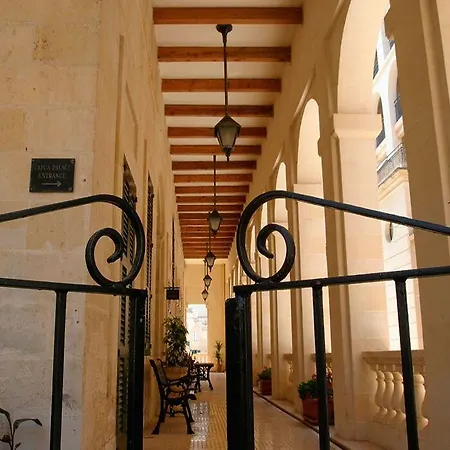 Отель Ax Palazzo Capua